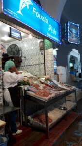 Fouzia verkauft Fisch