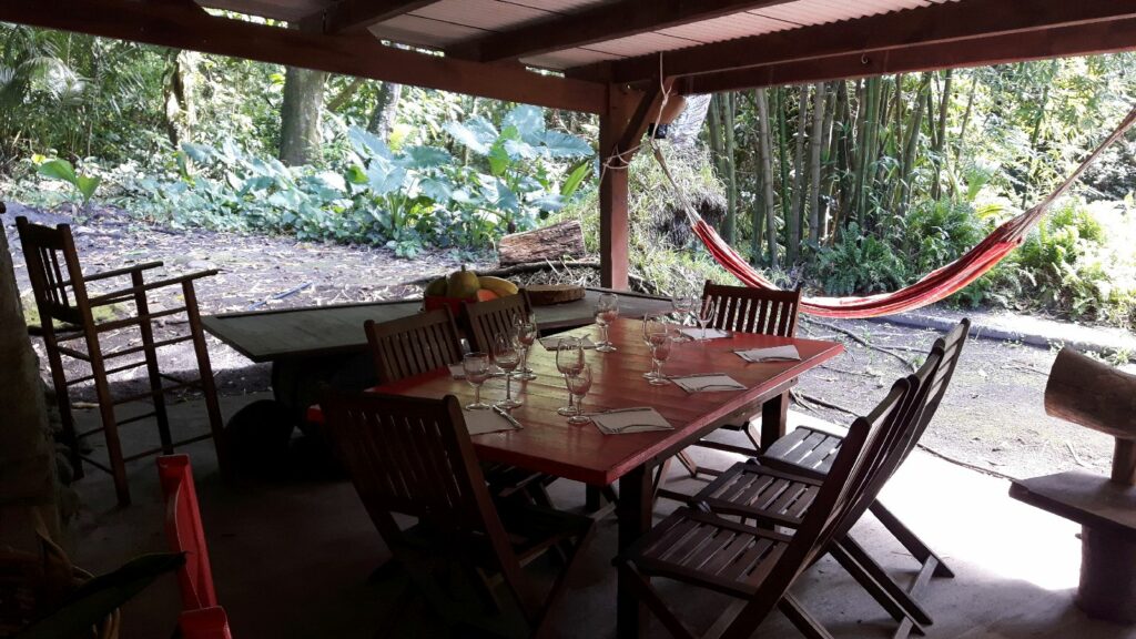 Ein Restaurant im Tropenwald