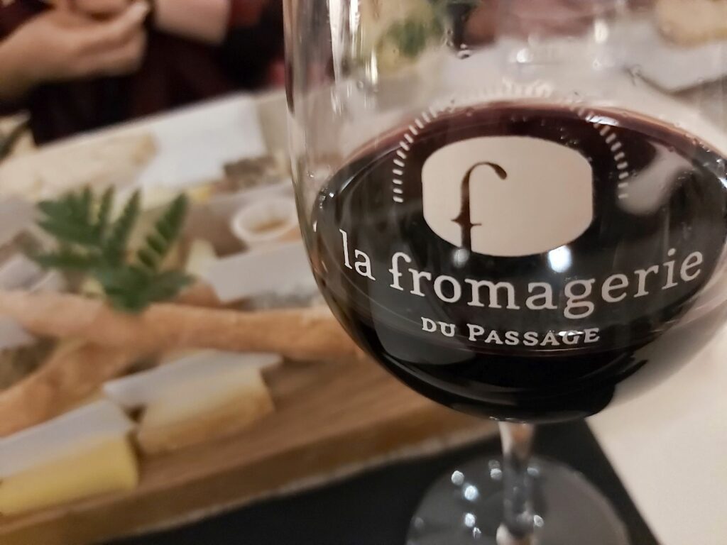 Ein Glas Rotwein zum Käse - in der Fromagerie du Passage