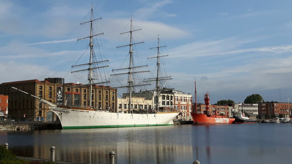 Ein majestätische Schiff: Die Duchesse Anne vor dem maritimen Museum in Dunkerque