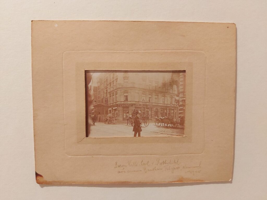 Baron von Rothschild vor dem Bankhaus in der Fahrgasse, um 1900 fotografiert