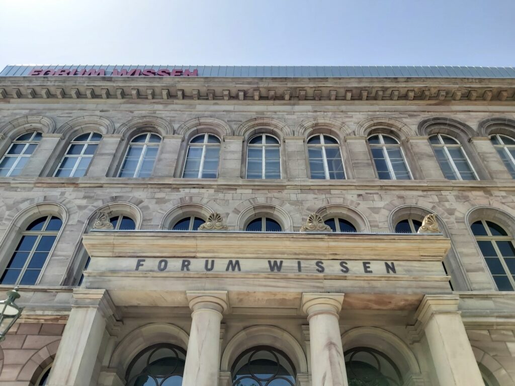 Forum Wissen - imposante Fassade