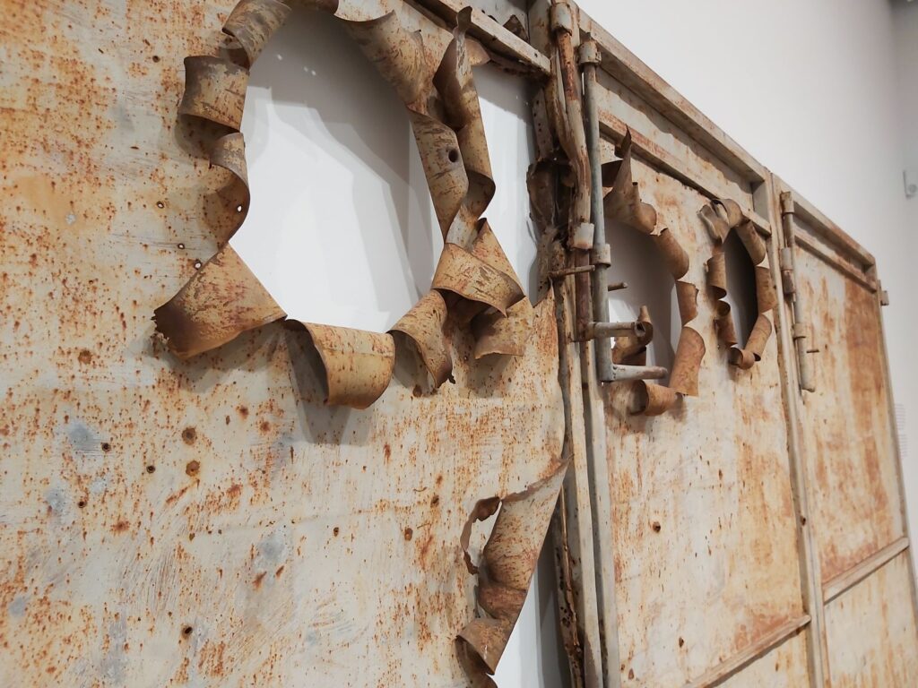 Ai Weiwei, Metalltür mit Einschusslöchern