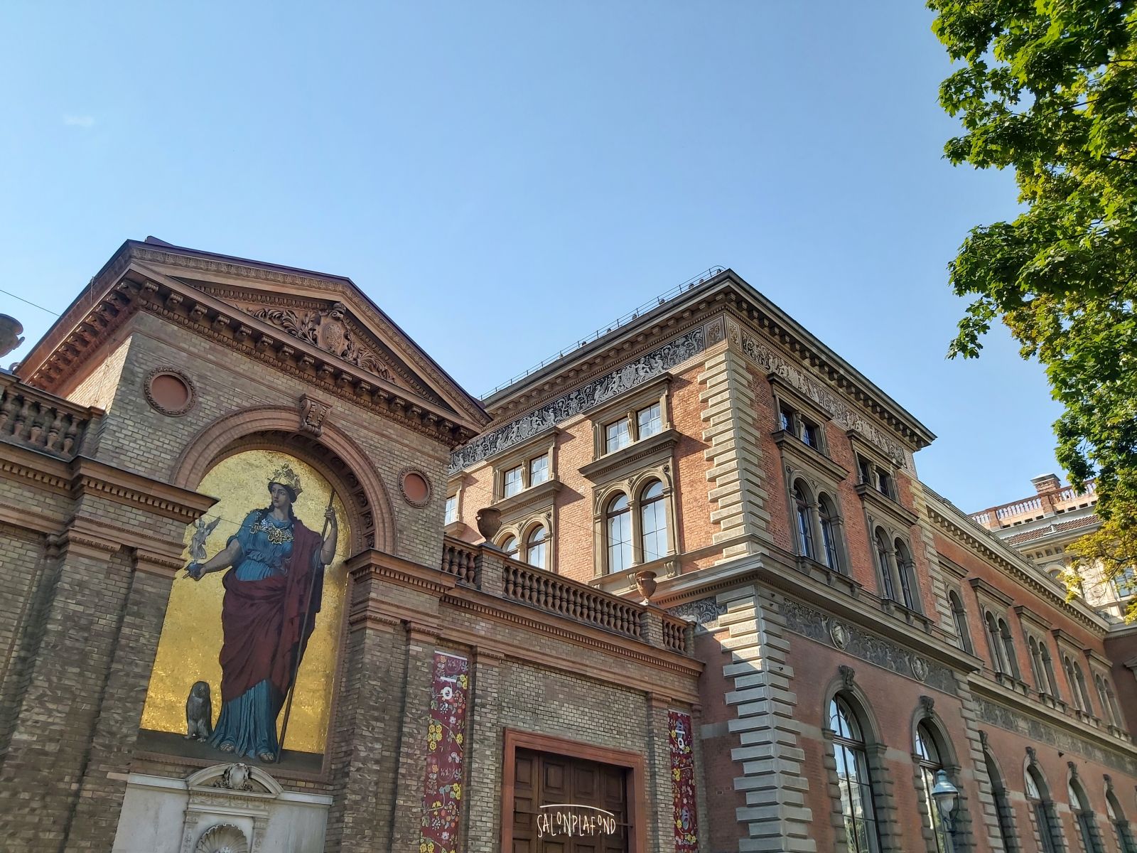 Das MAK mit seiner reich verzierten Fassade im Stil der italienischen Renaissance