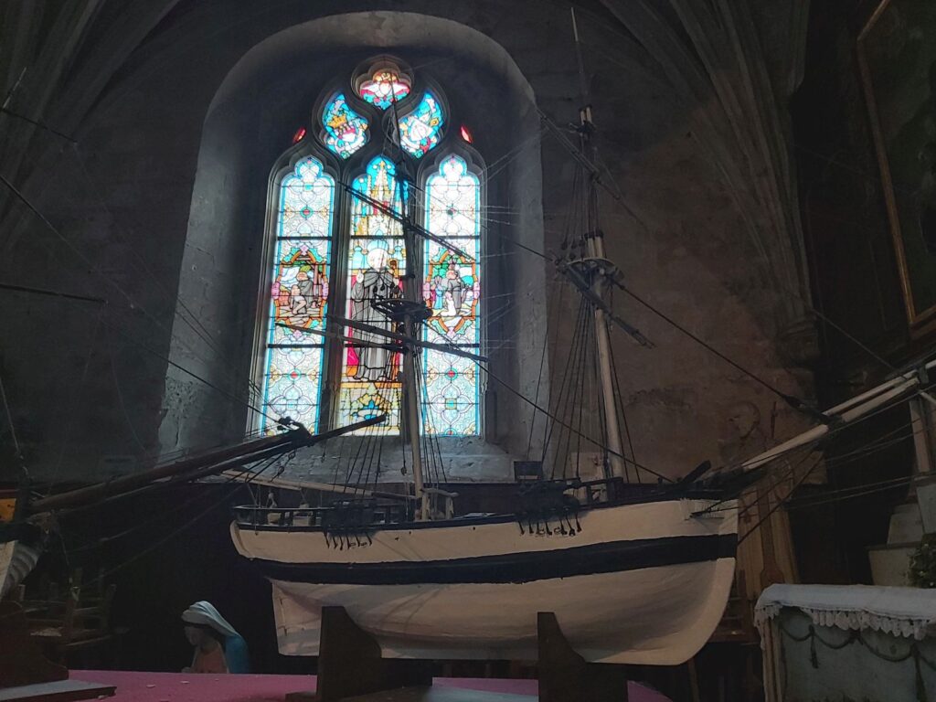 Prächtige Votivschiffe sind im Kircheninneren zu sehen