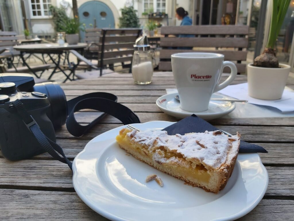 Torta della Nonna und ein kräftiger Kaffee - im Café Palais Schrottberg