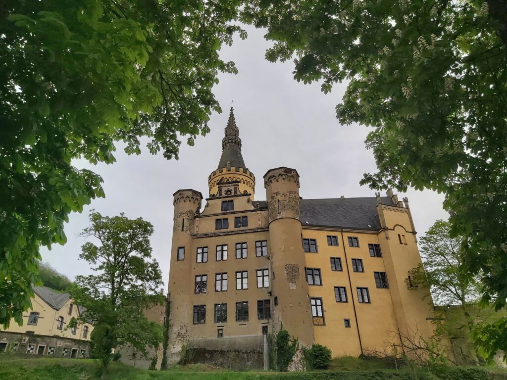 Blick auf Schloss Arenfels in Bad Hönningen