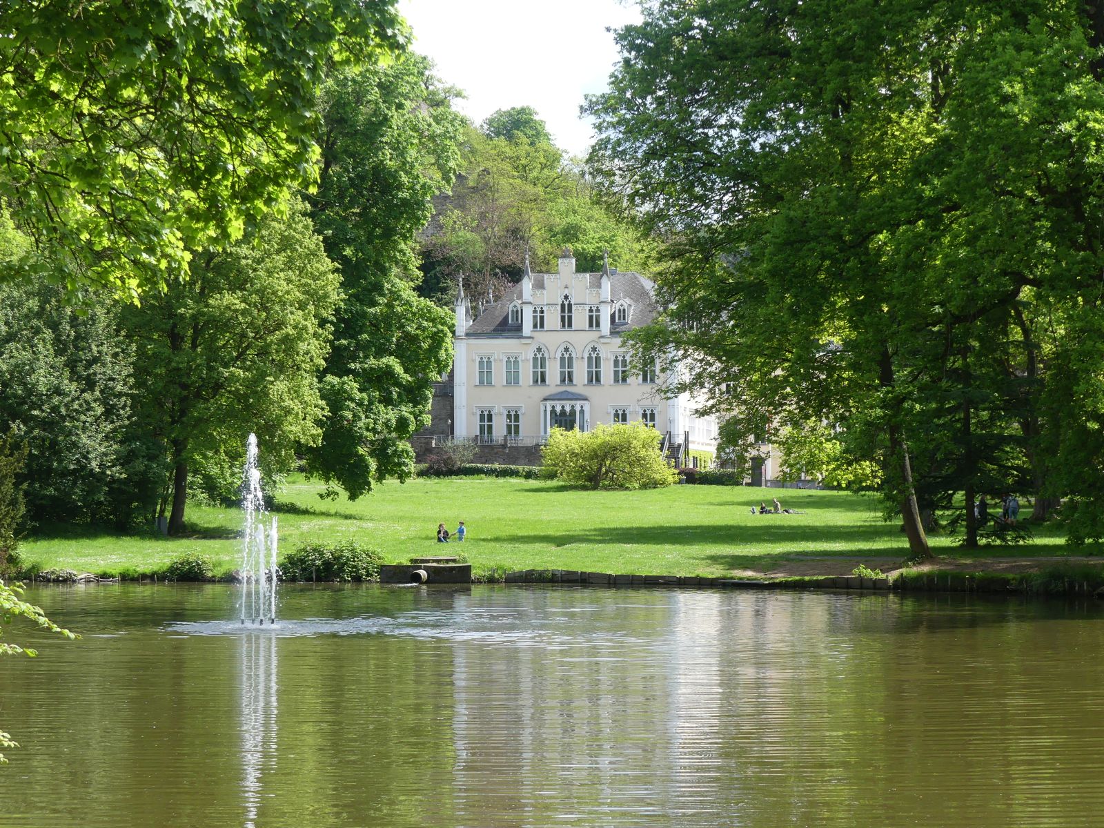 Der romantische Schlosspark mit Blick auf Schloss Sayn