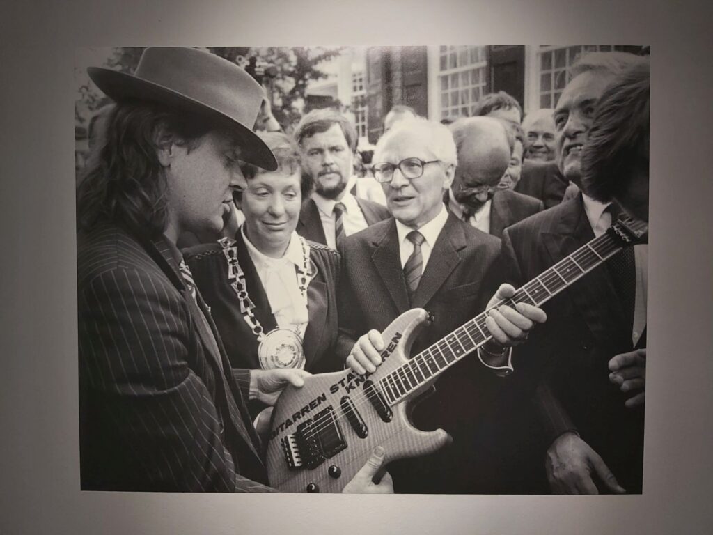 Gitarren statt Knarren - Udos Geschenk für Erich Honecker. Der Fotograf Franz-Peter Tschauner schreibt und fotografiert heute Wohnmobilreiseführer