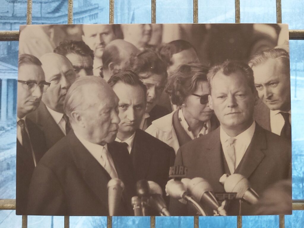 Krisenzeiten: Willy Brandt, regierender Bürgermeister von Berlin, und Bundeskanzler Konrad Adenauer
