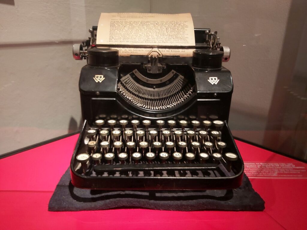 Stenotypistin Martha Szperalski tippte auf dieser Schreibmaschine die von Herbert Frahm verfassten Flugblätter