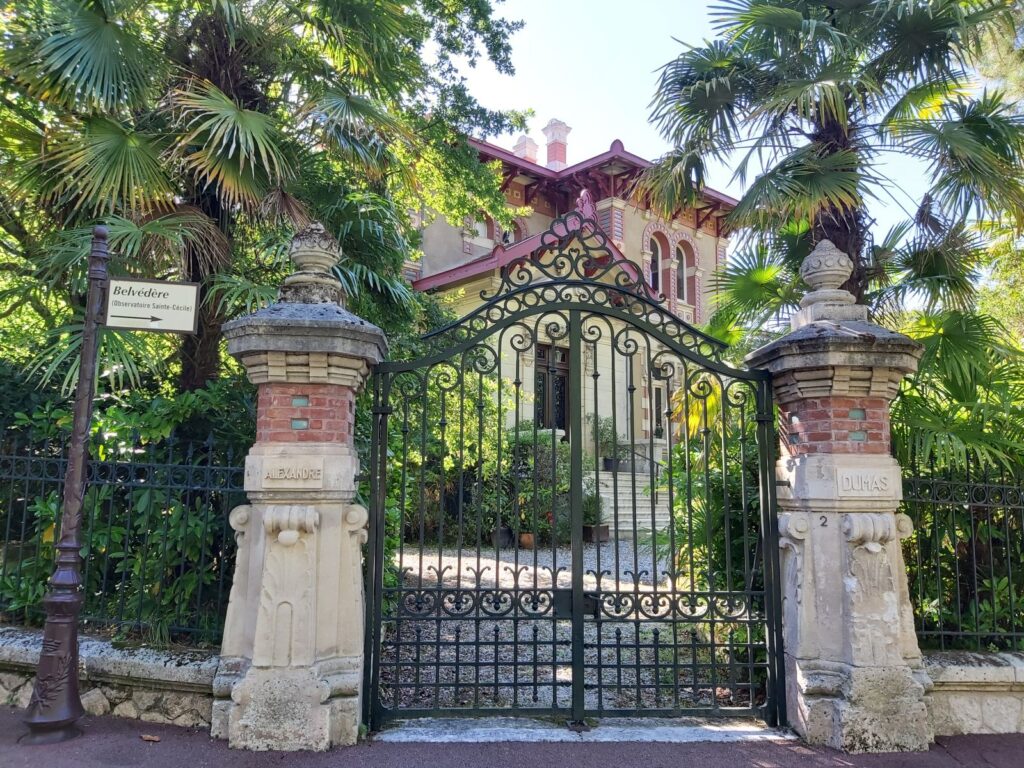 Mächtiges Eingangsportal zur Villa Alexandre Dumas