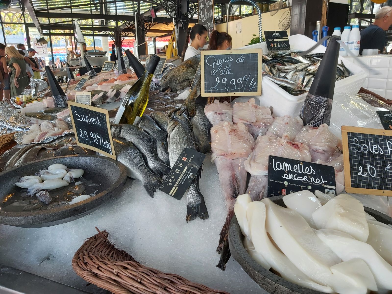 Beim Fischverkäufer in der Markthalle