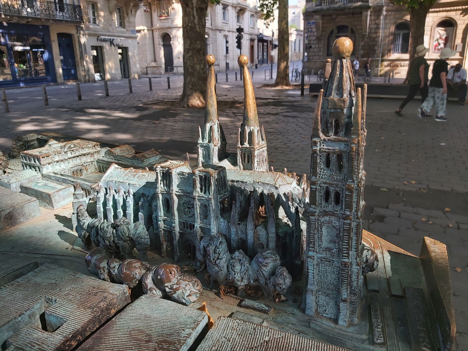 Ein Modell der Kathedrale St. André. Man beachte die geneigten Türme!