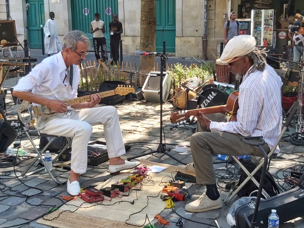 Straßenmusik zwischen Flohmarkt und Markt