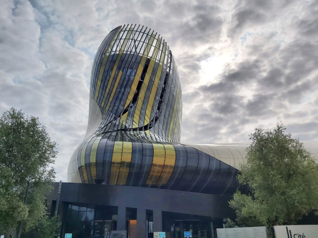 Aufregende Architektur der Cité du Vin