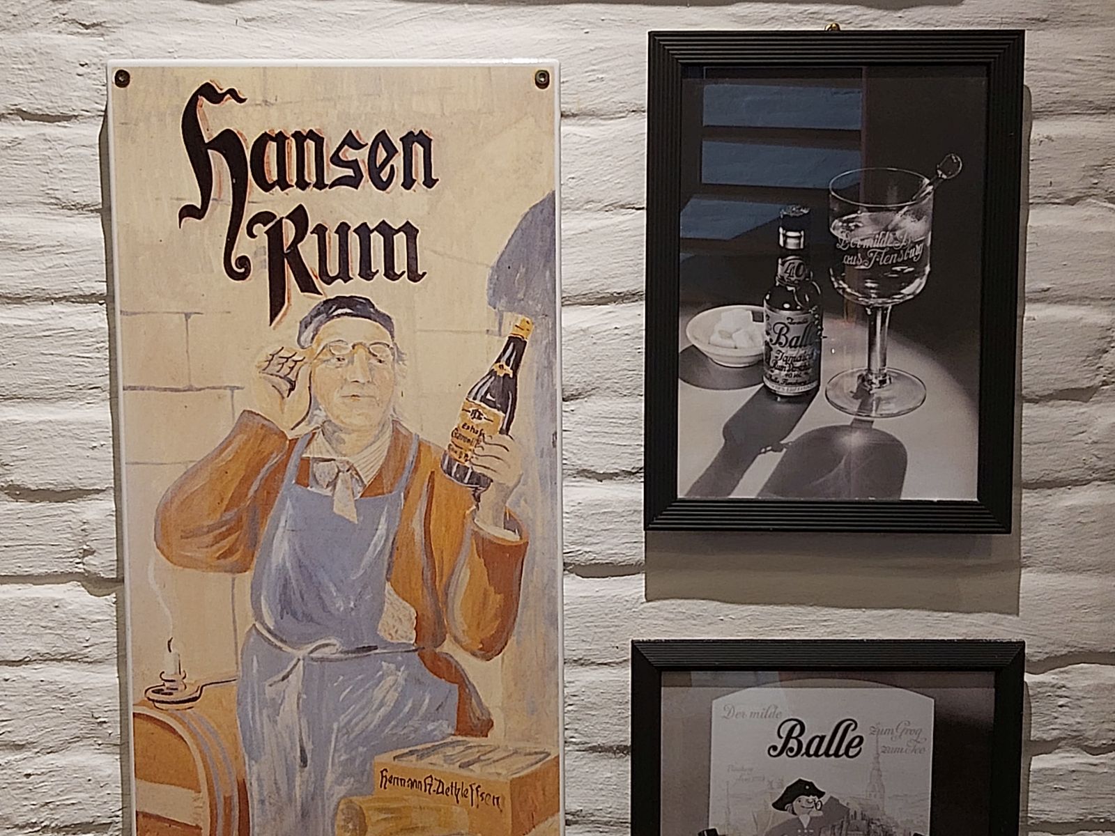 Der ganze Charme alter Werbung - und die Vielfalt des Flensburger Rums
