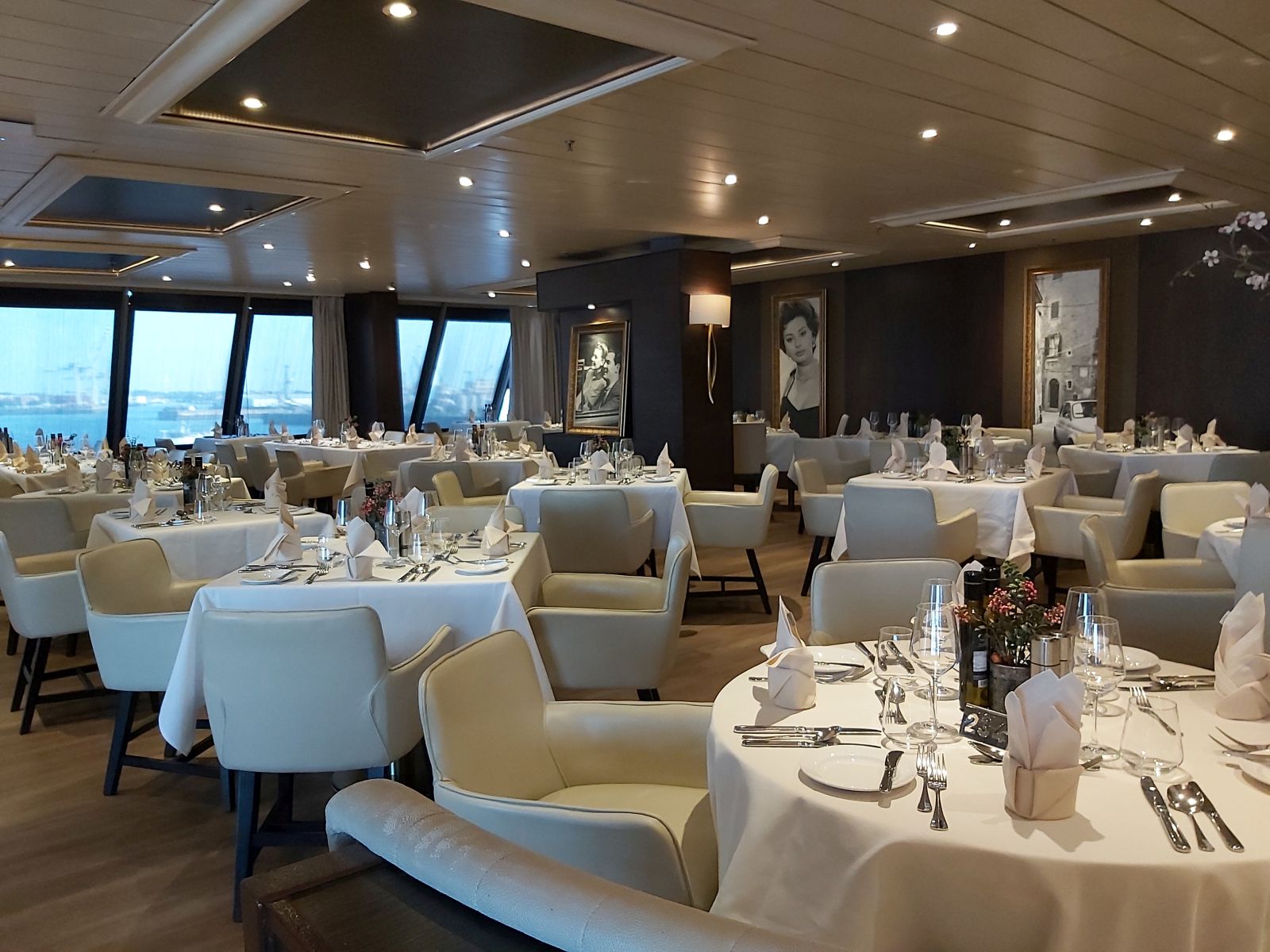 Blick ins Restaurant Waterfront Mediterranean, Deck 8