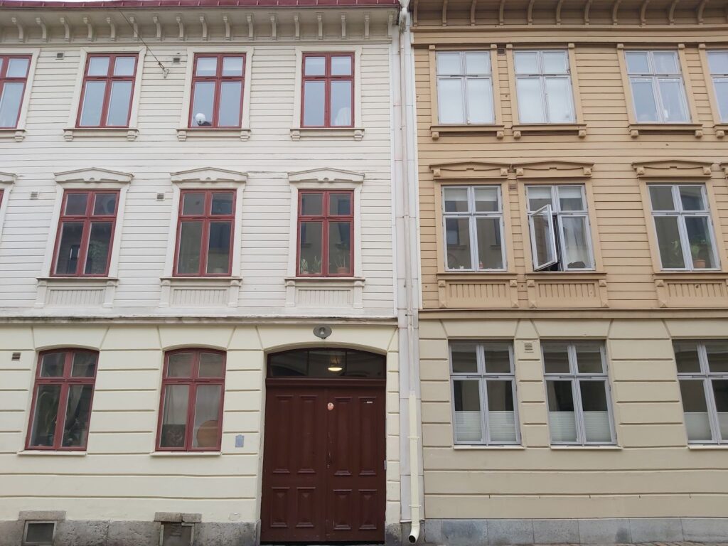 100 Jahre Altersunterschied trennen diese beiden Häuser