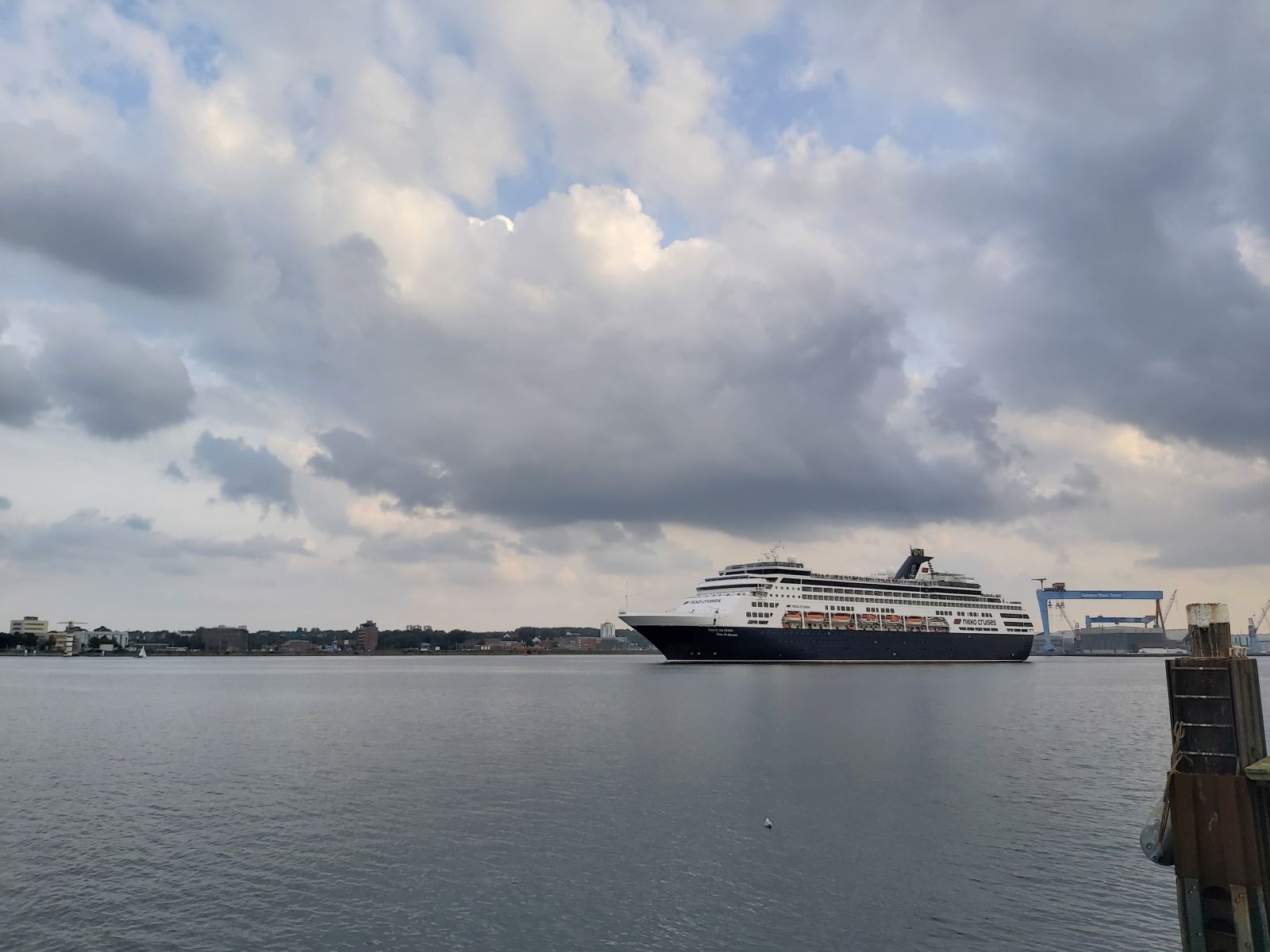 Die Vasco da Gama bei der Ausfahrt aus dem Kieler Hafen