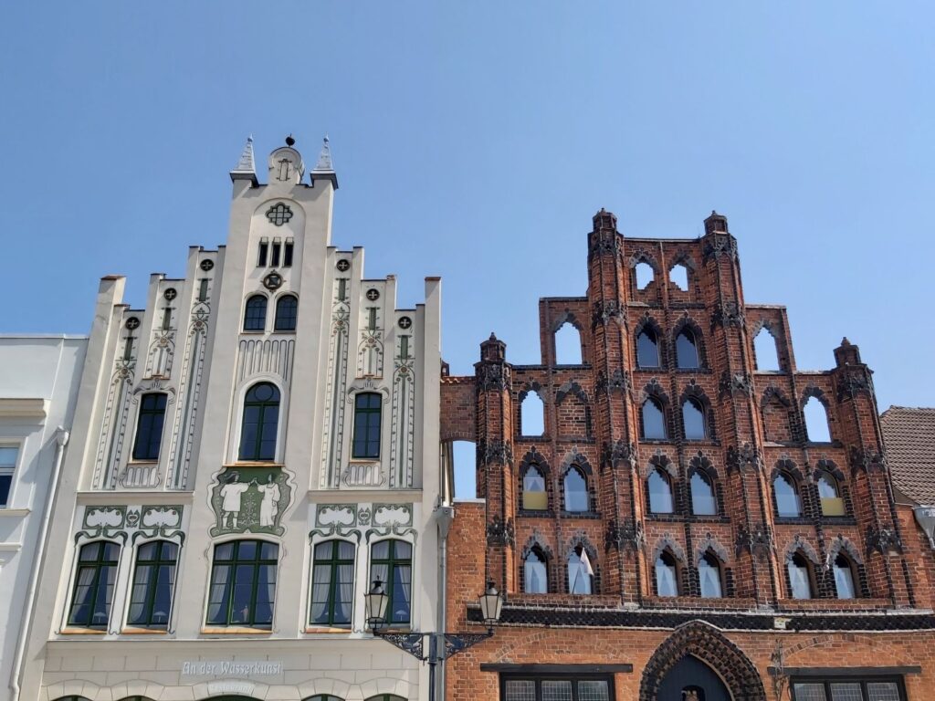 Rechts der ´Alte Schwede´, erbaut 1380