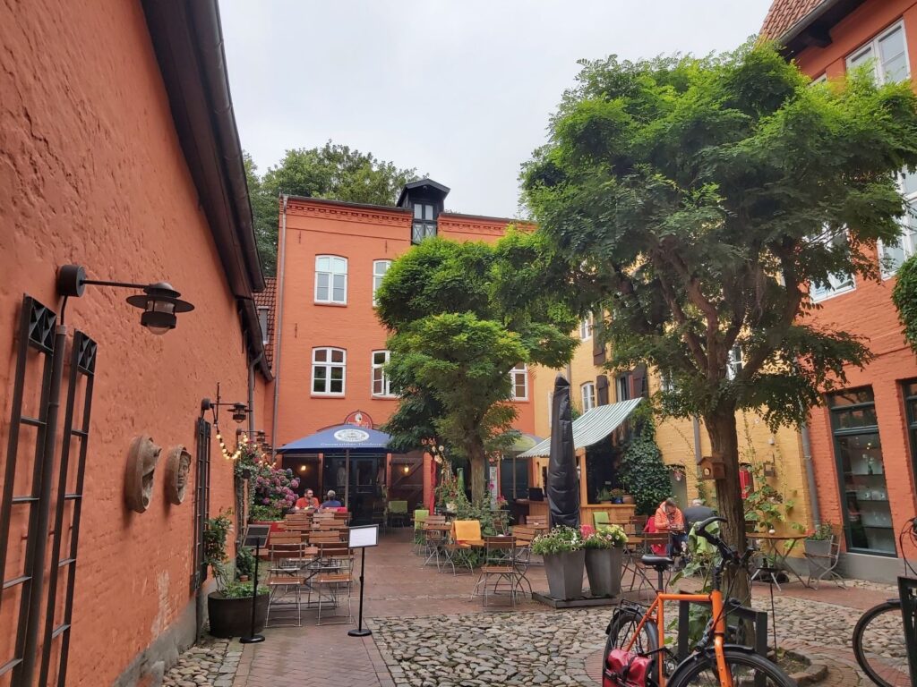 Der Rote Hof an der Roten Straße in Flensburg ist relativ geräumig