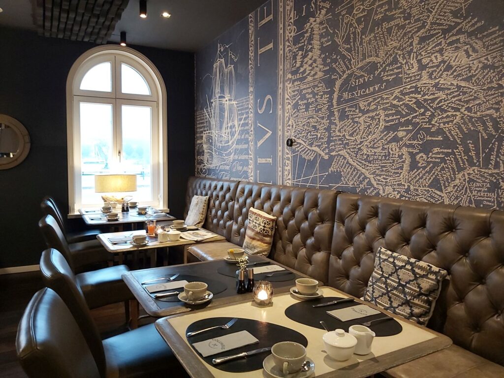 Das Restaurant Columbus, zugleich der Frühstücksraum im Hotel Hafen Flensburg