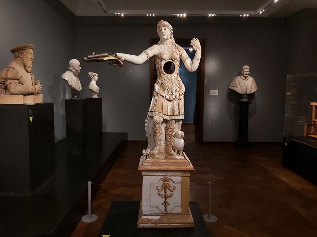 Automatenuhr in der Form einer Athena-Statue - mit rollenden Augen und Pistolenschüssen