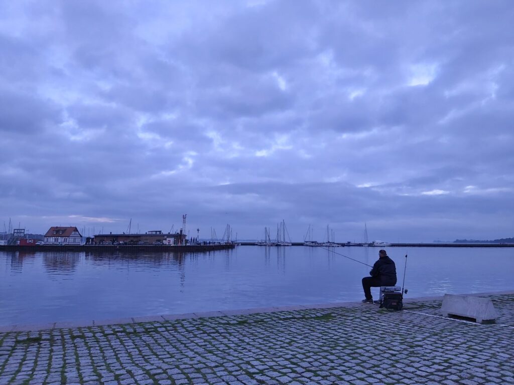 Anglerglück zur blauen Stunde in Stralsund