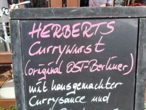 Was wohl Herberts Currywurst zu etwas Besonderem macht?