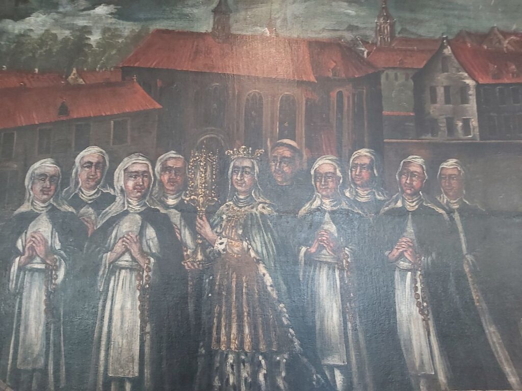 Die Königin im Hof des Klosters, den Nonnen das Reliquiar überreichend