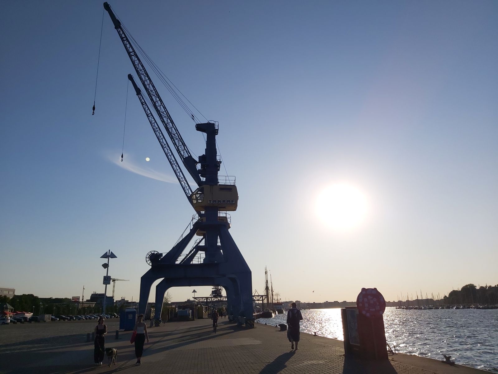 Rostock und die zwei Kräne im Stadthafen