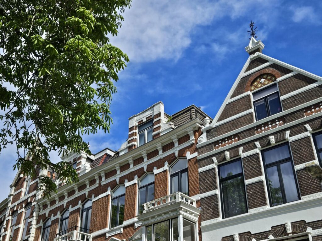 Backsteinfassaden vor blauem Himmel - Groningen