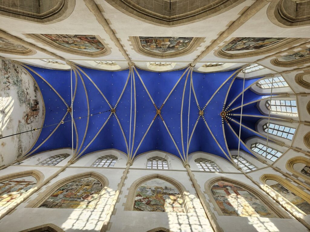 Faszinierendes Blau im Deckengewölbe der Martinikerk in Groningen