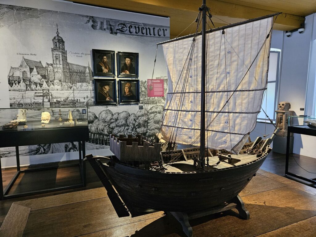 Wunderschönes Modell eines Segelschiffs im Museum De Waag in Deventer