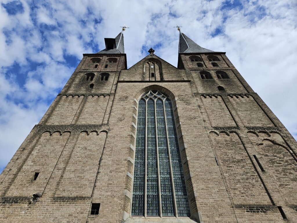 Eindrucksvolle Fassade: der Bergkerk in Deventer