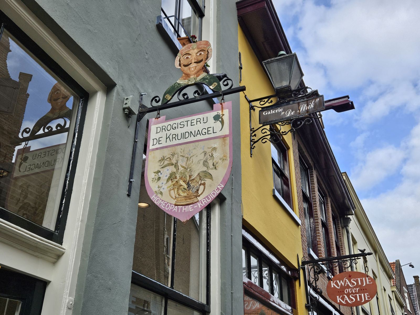 Selbst eine einfache Drogerie hat hier ein schönes Ladenschild: De Kruidnagel, Walstraat 19 in Deventer