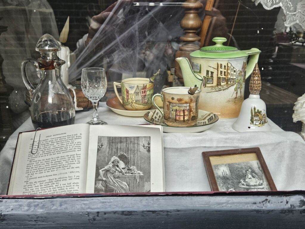 Blick durch die Fenster ins Charles Dickens kabinet in Deventer
