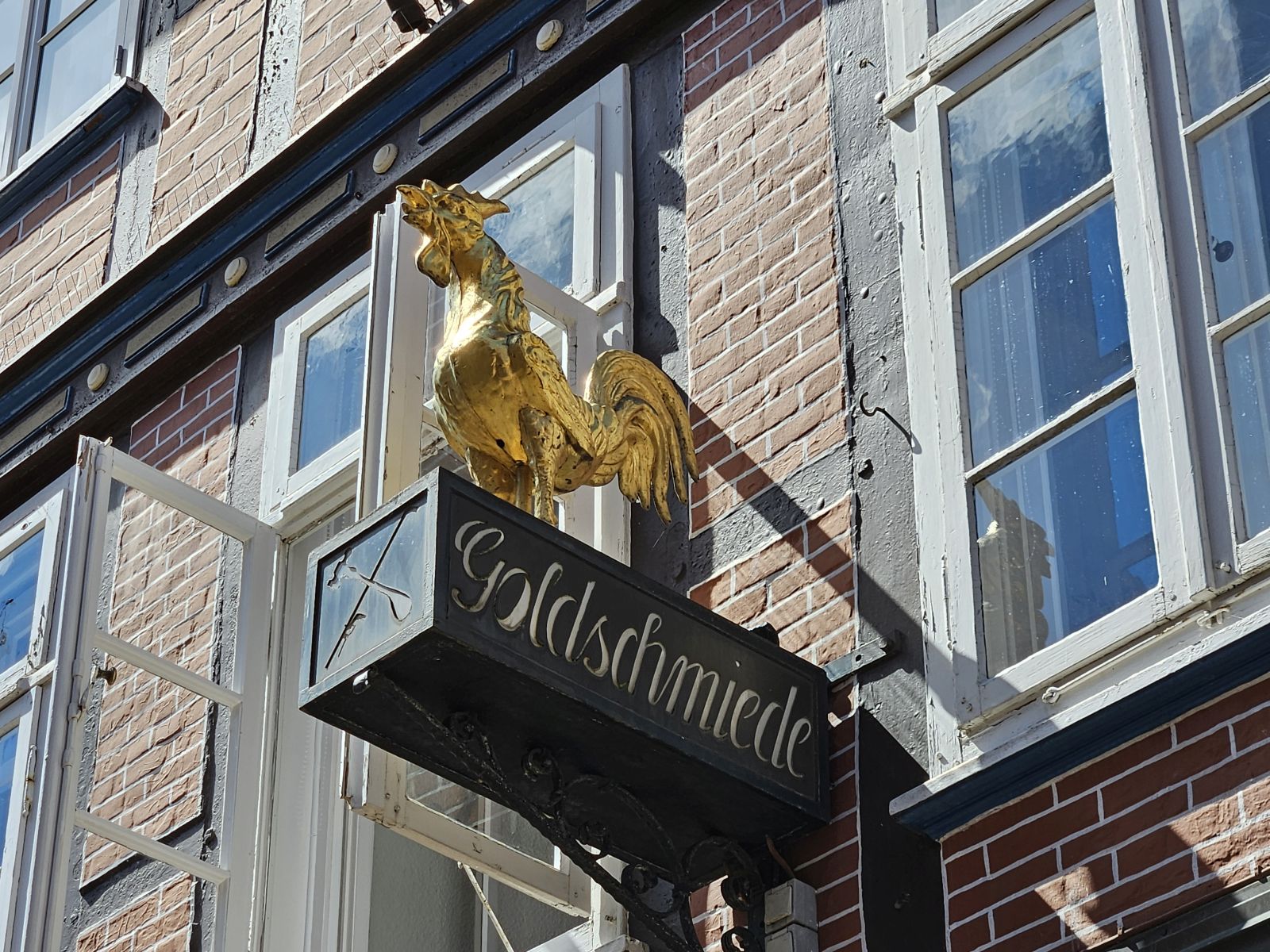 Goldener Gockel - prachtvolle Ladenschilder in Stade