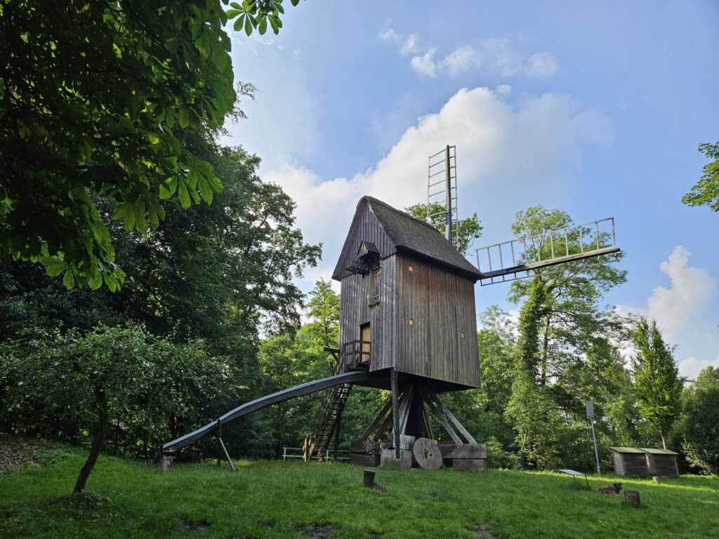 Die Bockwindmühle stammt vom Ende des 17. Jahrhunderts