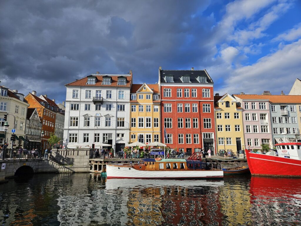 Dramatische Wolken und magisches Licht über Nyhavn / Kopenhagen