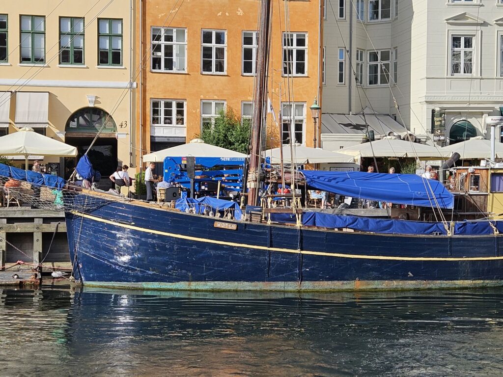 Alter Kahn in neuem Hafen - Nyhavn / Kopenhagen