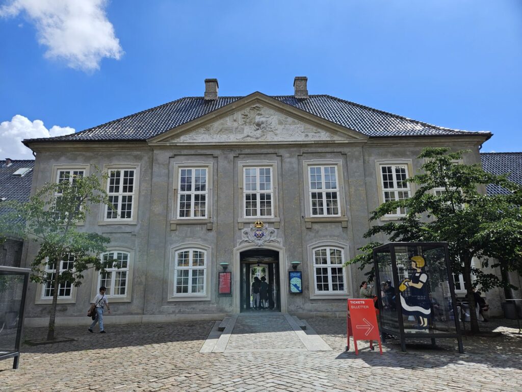 Ein edles Rokokogebäude ist Heimat des dänischen Designmuseums in Kopenhagen