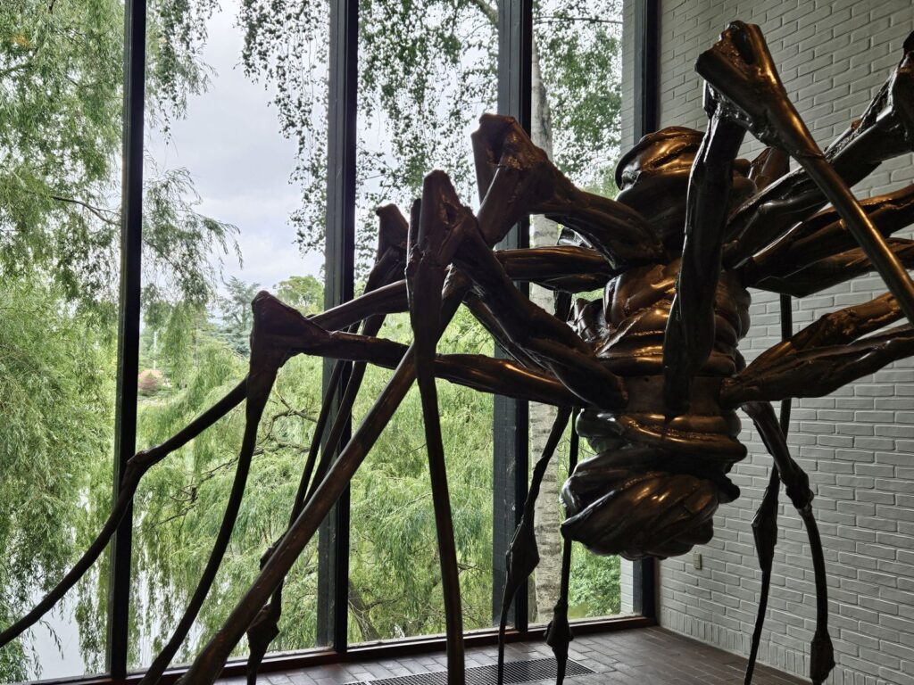 Charismatische Krabbeltiere - Louise Bourgeois, Spider Couple - Louisiana Museum of Modern Art