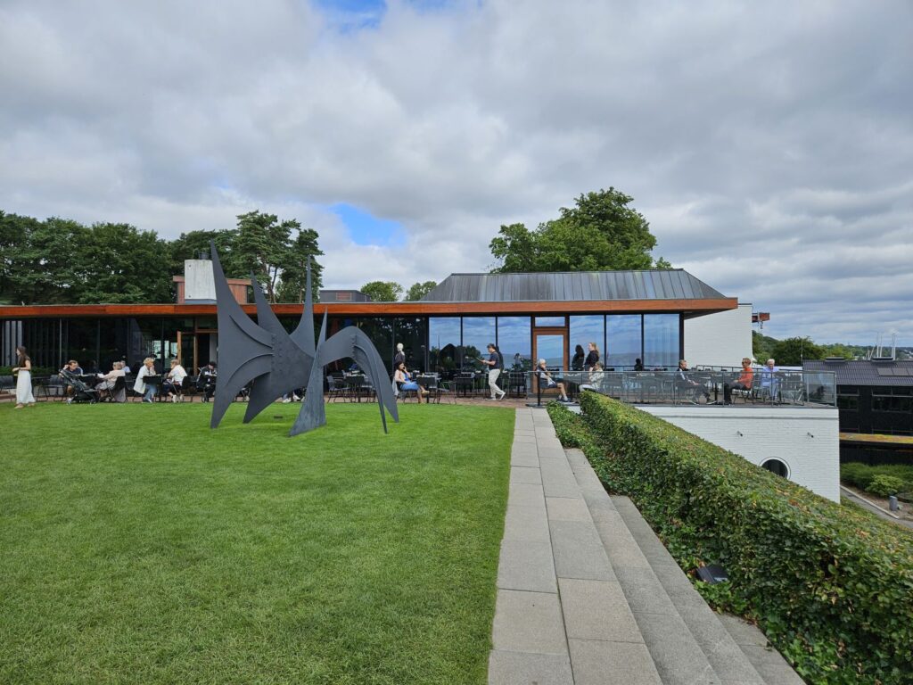 Kunst von Alexander Calder, dahinter das Museumscafé