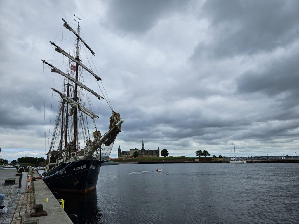 Schiff, Schloss und ein Wolkenpanorama - Helsingör