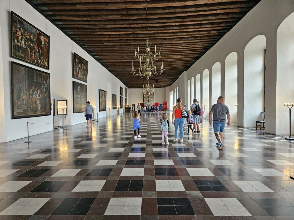 Der große Ballsaal auf Schloss Kronborg - hier kann sich die ganze königliche Pracht entfalten