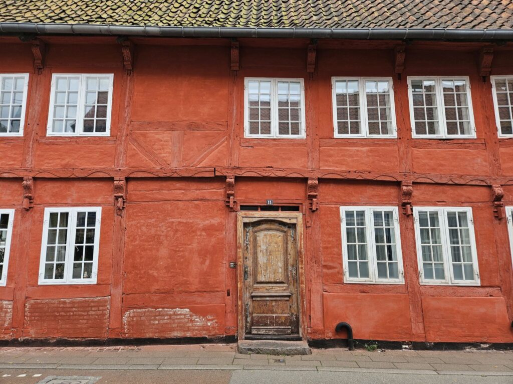 Altes Fachwerkhaus mit frischer Farbe - irgendwo in Helsingör