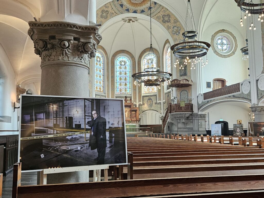 Ausstellung zur Inklusion in der St. Johannes-Kirche. Auf dem Foto Mats Melin, der davon träumt, in einem Film mit Bruce Willis zu spielen