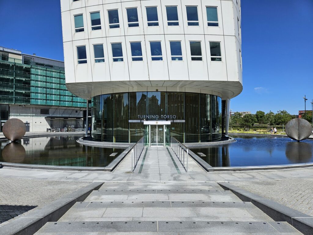 An der Basis des Turning Torso